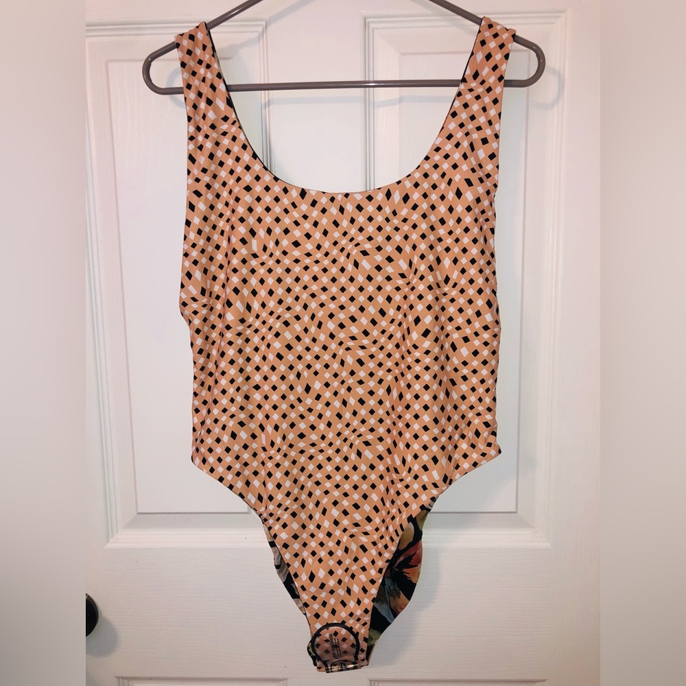 Volcom 1 piece bathing suit (S) - Picture 3 of 5
